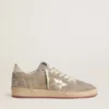 Ball Star para mujer en gamuza beige con estrella de cuero metalizado dorado y letras con cuentas