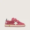 Ball Star Young en gamuza roja con estrella de cuero blanco y lengüeta metálica plateada en el talón