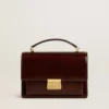 Bolso Venezia en cuero laminado color marrón oscuro con detalles dorados