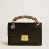 Bolso Venezia en cuero negro con relieve, pañuelo y doble dije