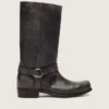 Botas moteras altas para mujer en cuero negro con correa y hebilla plateada