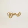 Broche con forma de serpiente en oro antiguo