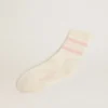 Calcetines blancos con acabado desgastado, logotipo rosa bebé y rayas
