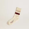 Calcetines de color blanco desgastado con detalles desgastados y rayas beige y burdeos