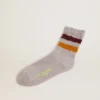 Calcetines gris jaspeados con detalles desgastados y rayas bicolores