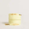 Cordones de algodón amarillo con logotipo dorado en contraste