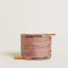 Cordones de lurex rosa salmón con logotipo negro en contraste