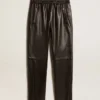 Pantalones deportivos negros de piel napa con cremallera en la parte inferior