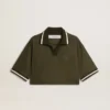 Polo corto para mujer en jersey verde militar con bordado