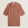 Polo para hombre color ladrillo con logotipo bordado.