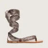 Sandalias planas para mujer con estampado de paisley gris y detalles de joyas