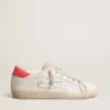 Super-Star de cuero blanco para mujer con estrella perforada y lengüeta de nylon fucsia en el talón