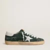 Super-Star para hombre en gamuza verde con estrella de cuero metalizado plateado y lengüeta de cuero en el talón