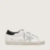 Super-Star para mujer con estrella de gamuza blanca y lengüeta en el talón de cuero negro con estampado de cocodrilo