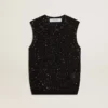 Top de malla negra con lentejuelas y detalles en contraste
