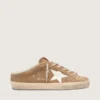 Zapatos tipo Super-Star Sabot para mujer en gamuza color tabaco con estrella de cuero blanco