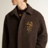 Abrigo Journey de un solo pecho para hombre, en mezcla de lana arrugada con broche floral