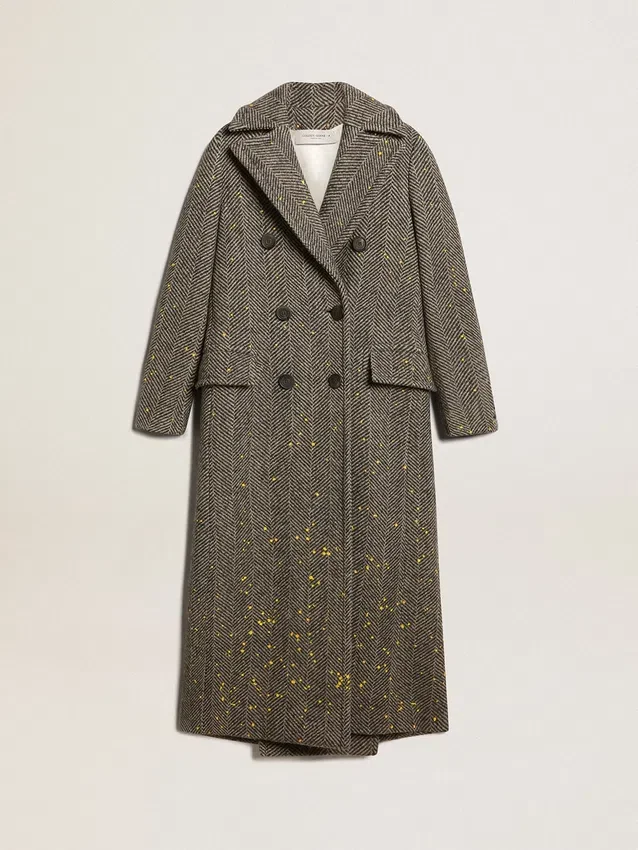 Abrigo largo de mujer con diseño en espiga y detalles en amarillo
