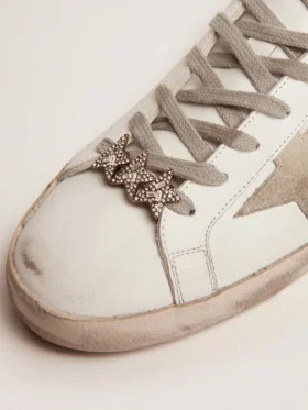 Accesorio de cordones con tres estrellas color oro antiguo con cristales