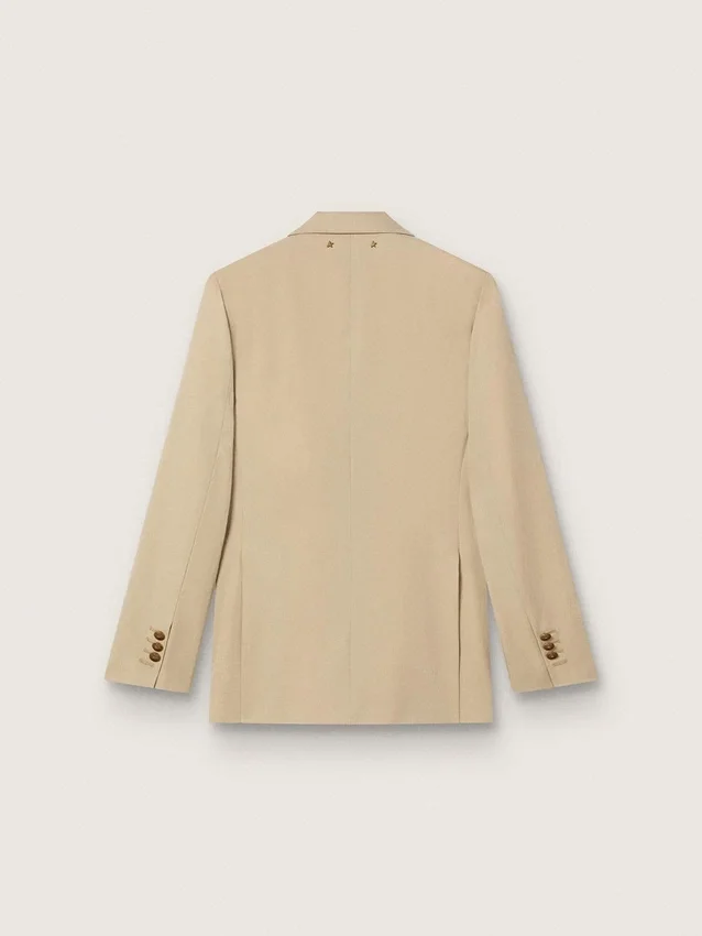 Americana de doble botonadura para mujer en color arena con botones heráldicos dorados