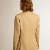 Americana de doble botonadura para mujer en color arena con botones heráldicos dorados