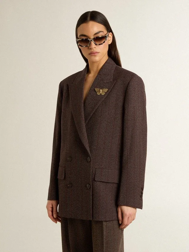 Americana de doble botonadura para mujer en lana marrón oscuro con diseño de rayas finas