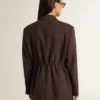Americana de doble botonadura para mujer en lana marrón oscuro con diseño de rayas finas