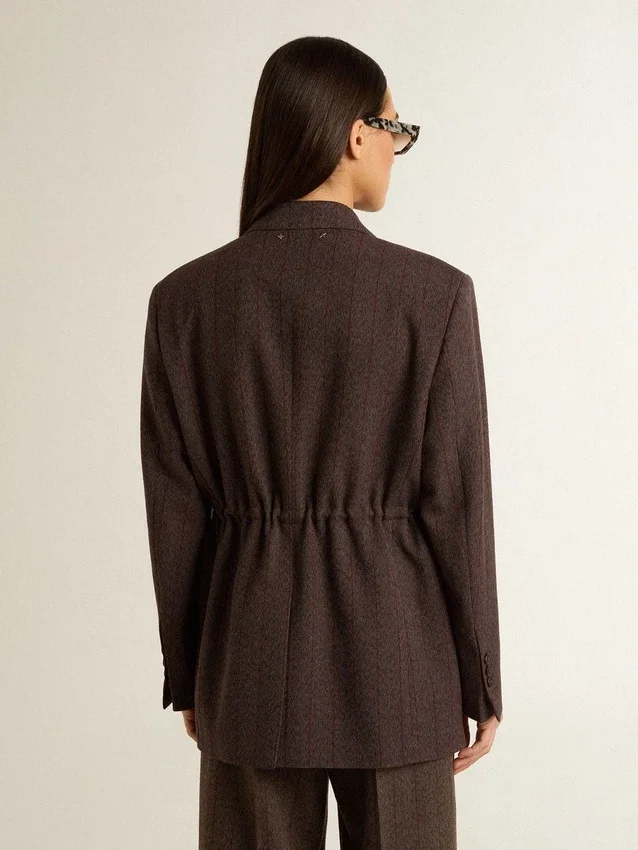 Americana de doble botonadura para mujer en lana marrón oscuro con diseño de rayas finas