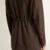 Americana de doble botonadura para mujer en lana marrón oscuro con diseño de rayas finas