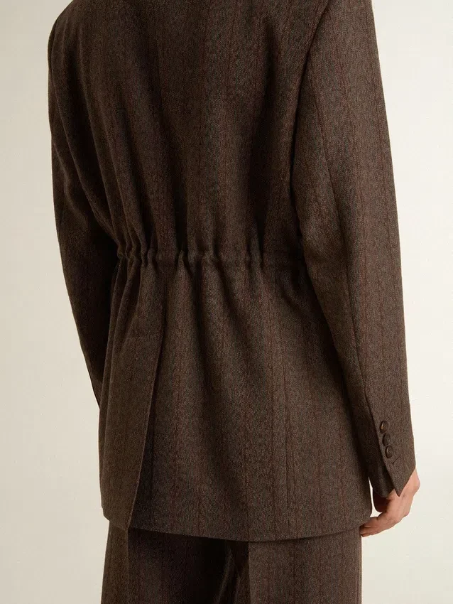 Americana de doble botonadura para mujer en lana marrón oscuro con diseño de rayas finas