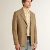 Americana de un solo pecho para hombre en mezcla de lino con diseño de chevron color arena.