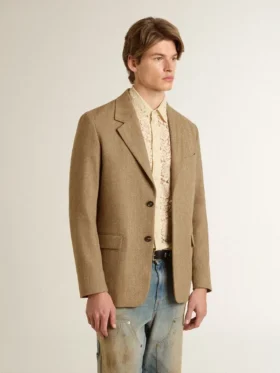 Americana de un solo pecho para hombre en mezcla de lino con diseño de chevron color arena.