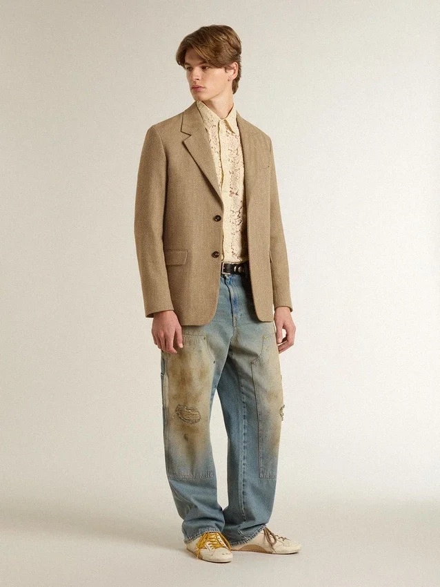 Americana de un solo pecho para hombre en mezcla de lino con diseño de chevron color arena.