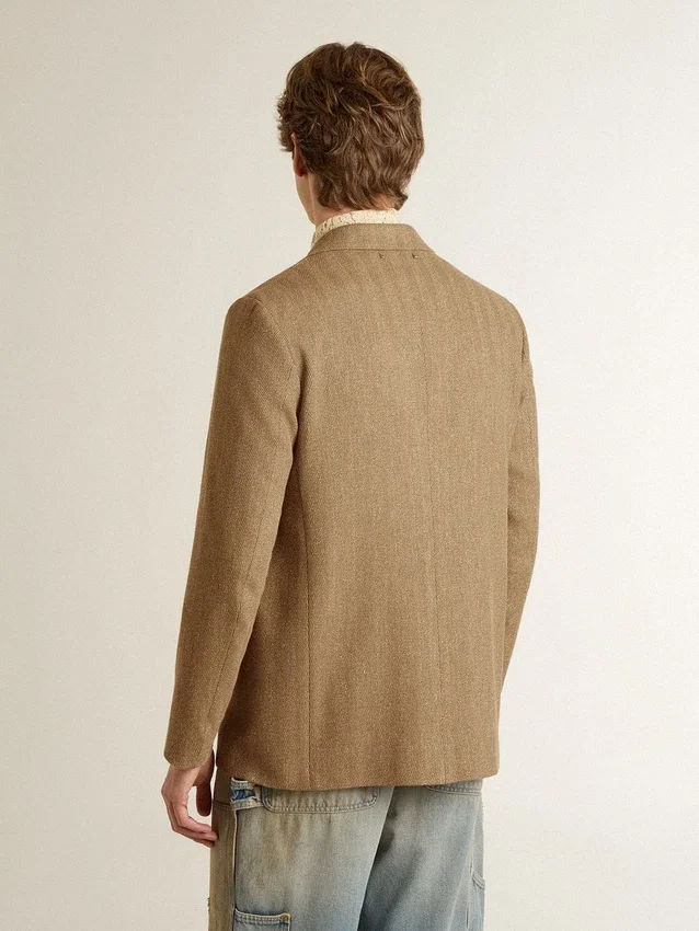 Americana de un solo pecho para hombre en mezcla de lino con diseño de chevron color arena.