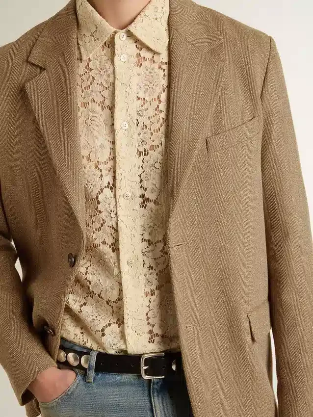 Americana de un solo pecho para hombre en mezcla de lino con diseño de chevron color arena.