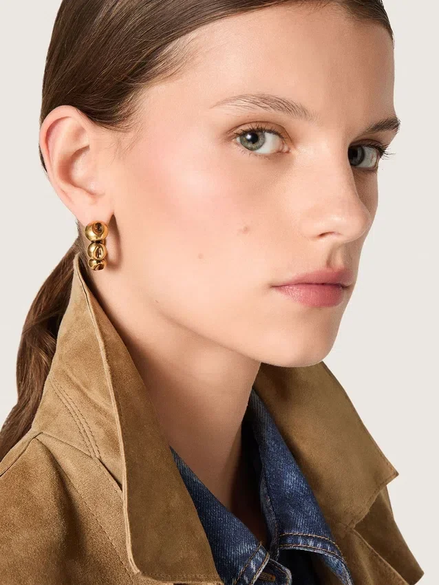 Aretes de aro con tachuelas color oro antiguo