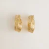 Aretes de aro dorados con cristales