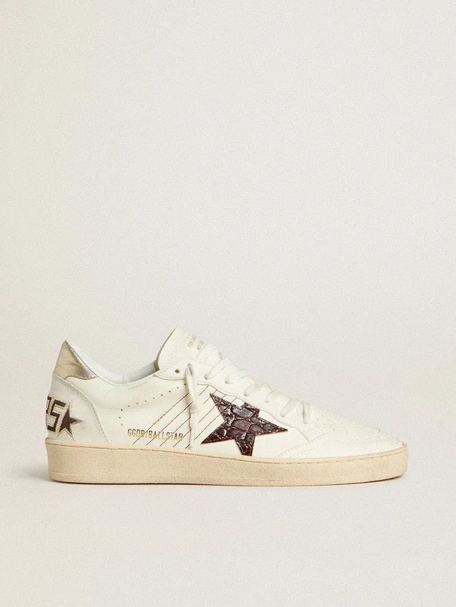 Ball Star con estrella de cuero con estampado de cocodrilo color burdeos y lengüeta dorada en el talón