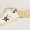 Ball Star con estrella de cuero con estampado de cocodrilo color burdeos y lengüeta dorada en el talón