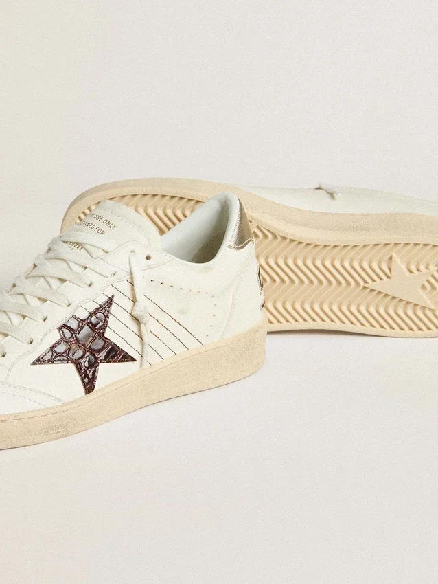 Ball Star con estrella de cuero con estampado de cocodrilo color burdeos y lengüeta dorada en el talón