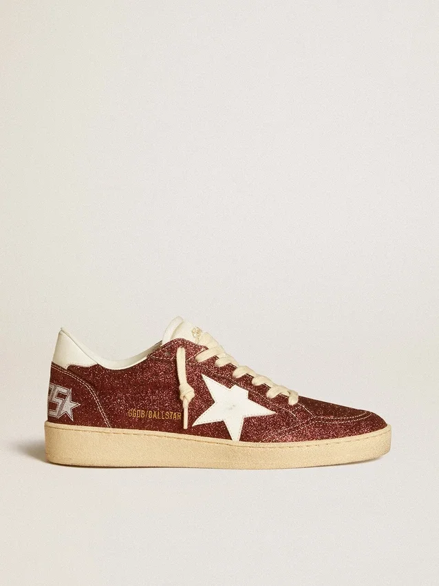 Ball Star en color burdeos con purpurina, estrella de cuero blanco y lengüeta en el talón