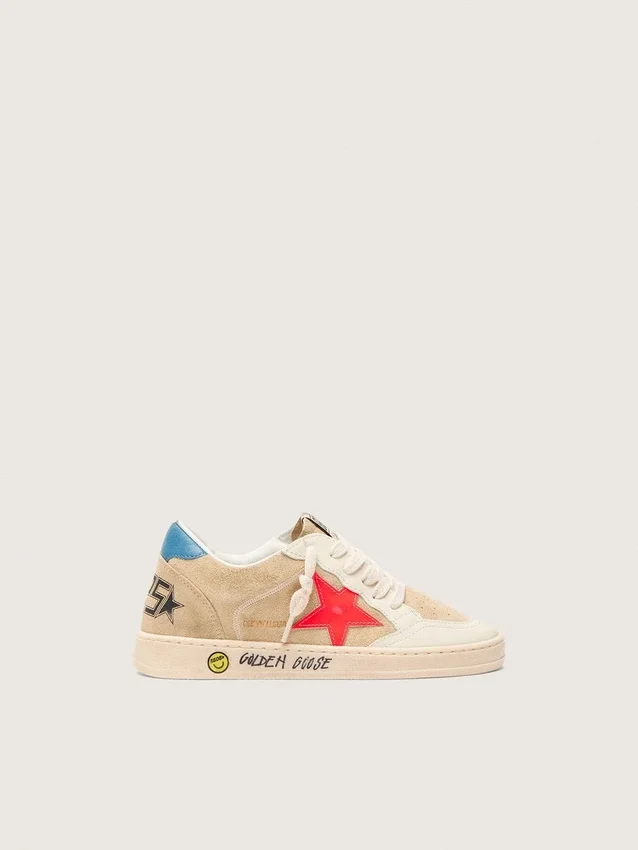 Ball Star Junior en gamuza beige con estrella roja y lengüeta azul claro en el talón