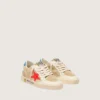Ball Star Junior en gamuza beige con estrella roja y lengüeta azul claro en el talón