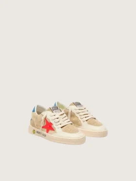 Ball Star Junior en gamuza beige con estrella roja y lengüeta azul claro en el talón