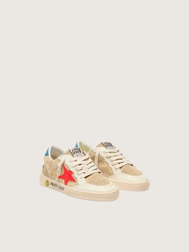 Ball Star Junior en gamuza beige con estrella roja y lengüeta azul claro en el talón