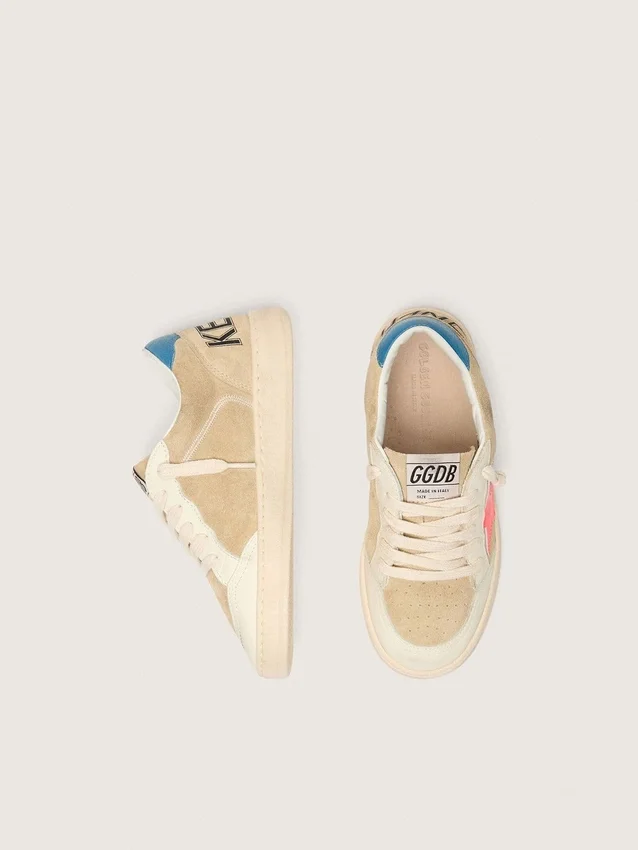 Ball Star Junior en gamuza beige con estrella roja y lengüeta azul claro en el talón