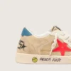 Ball Star Junior en gamuza beige con estrella roja y lengüeta azul claro en el talón