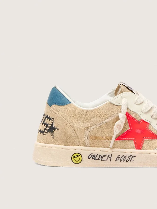Ball Star Junior en gamuza beige con estrella roja y lengüeta azul claro en el talón