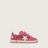 Ball Star Junior en gamuza roja con estrella de cuero blanco y lengüeta metálica plateada en el talón