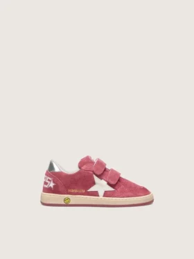 Ball Star Junior en gamuza roja con estrella de cuero blanco y lengüeta metálica plateada en el talón